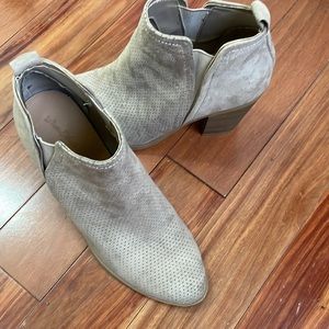 omen's Universal Thread Cari Ankle Boots